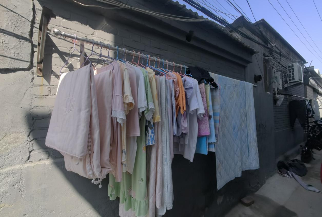 门头沟区龙泉镇梨园社区清理私拉晾衣绳美化环境除隐患