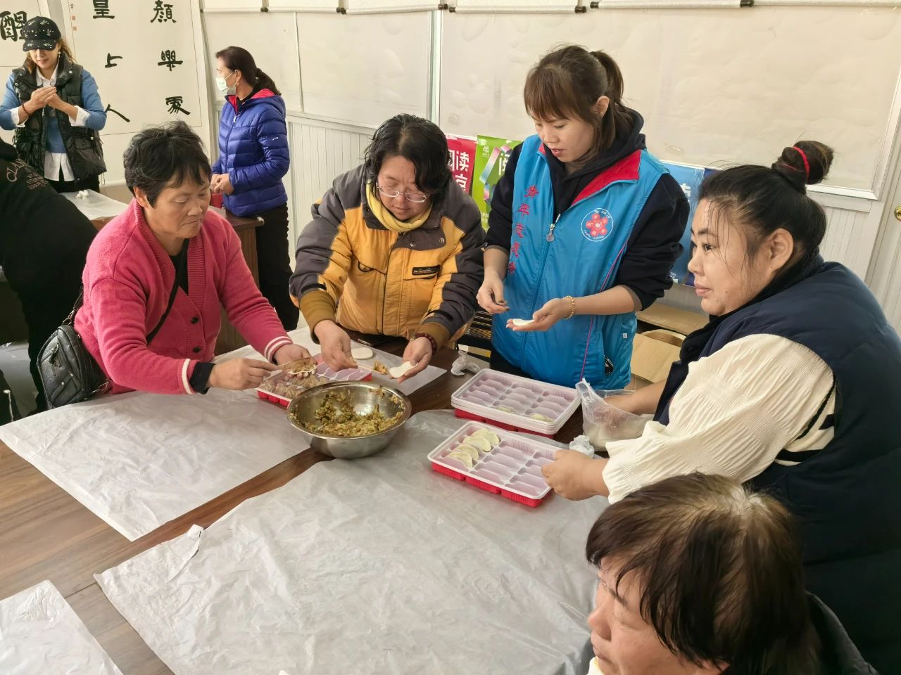 平谷区东高村镇开展迎立冬包饺子活动