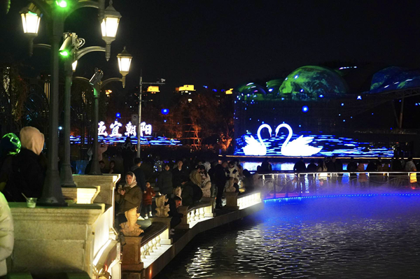 文明动态朝阳区驻足京城大厦,放眼望去,只见"朝阳之泉"投影秀勾勒出