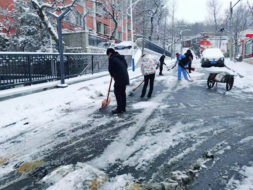 门前扫雪作品图片