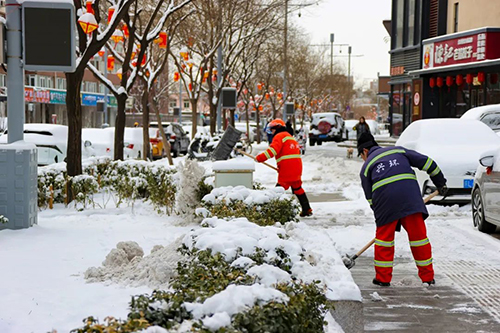 万金体育下载app多功能除雪车 首次亮相安庆