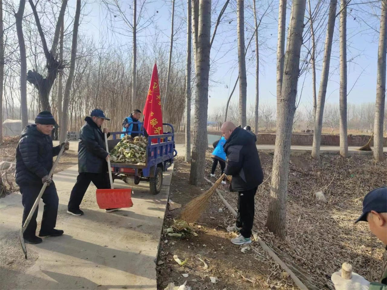 平谷区东高村镇开展学雷锋树新风环境卫生大扫除活动