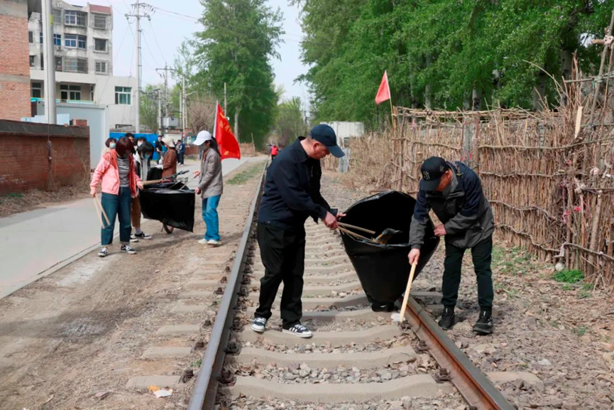 创城进行时阎村镇持续深化周末卫生日活动