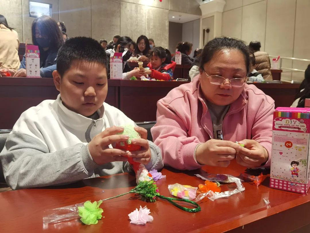 平谷区夏各庄镇举办手绘春天点缀生活手工纽扣花瓶制作培训活动