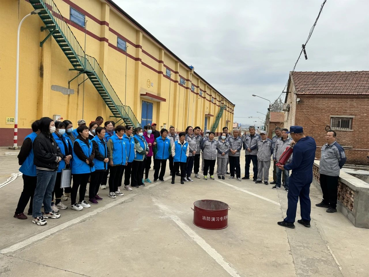 平谷区山东庄镇开展一警六员消防基本技能实操实训