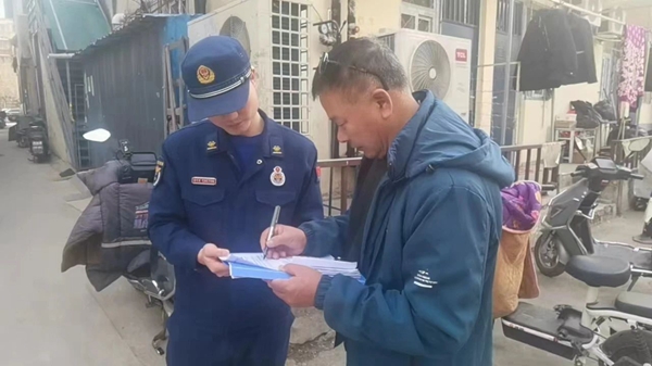 水枪出动朝阳消防开展杨柳絮湿化工作