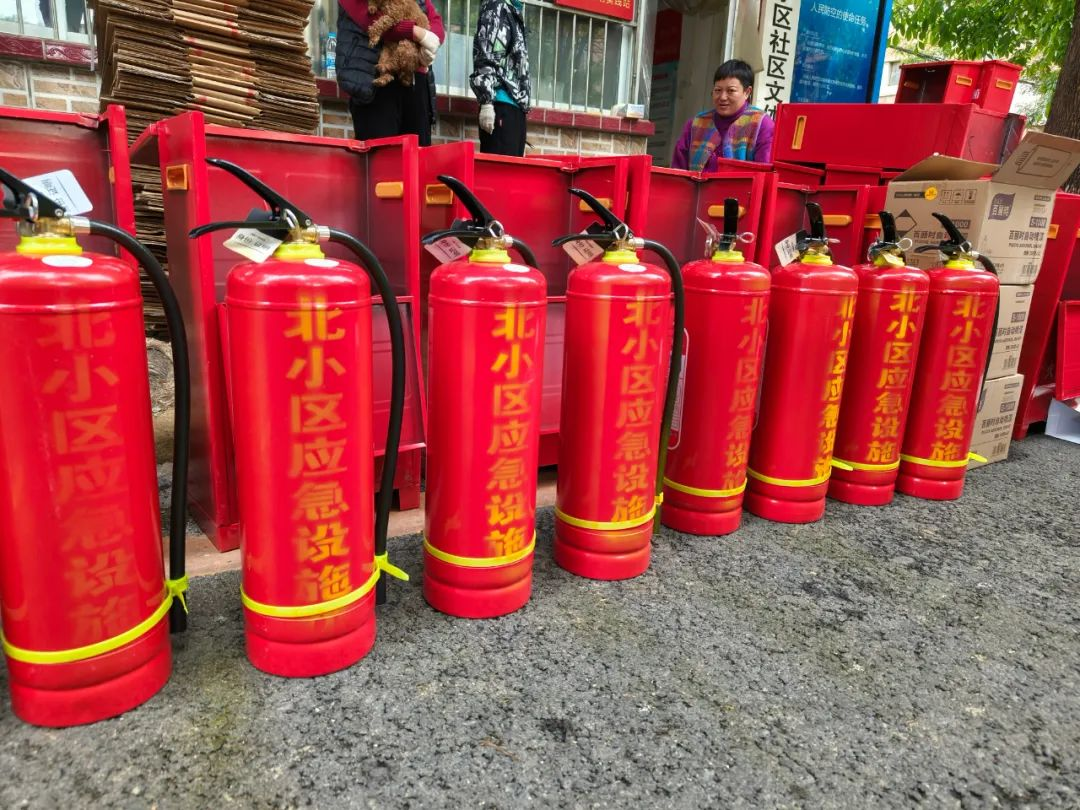 平谷区滨河街道北小区社区 小区增配灭火器 筑牢安全防火墙