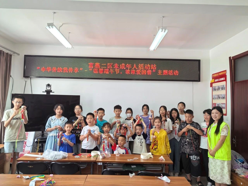 随后,介绍了手工粽子的制作步骤,并为大家发放五彩绳