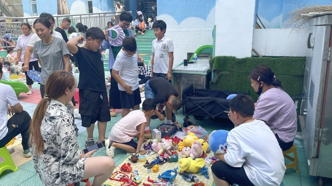 环保"青"出行 跳蚤市场传温情 平谷区迎宾花园社区开展跳蚤市场活动