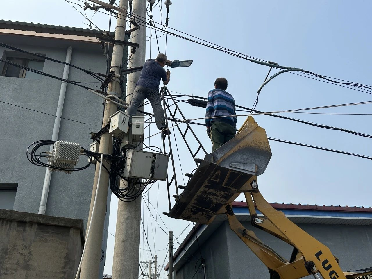 平谷区山东庄镇:更换路灯展新颜 照亮村民回家路