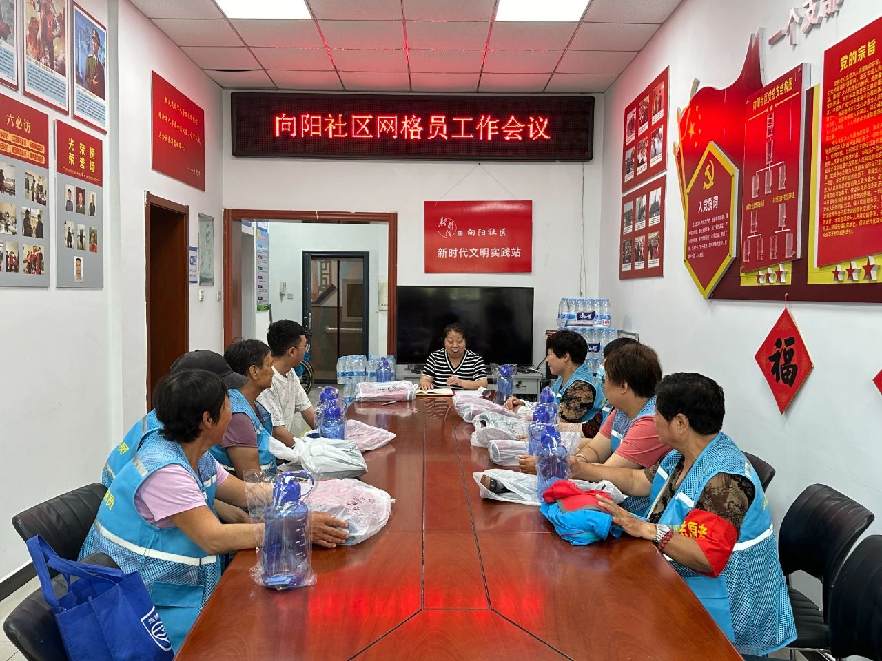 传递关怀,守护一线——平谷区向阳社区为辖区网格员发放劳保用品