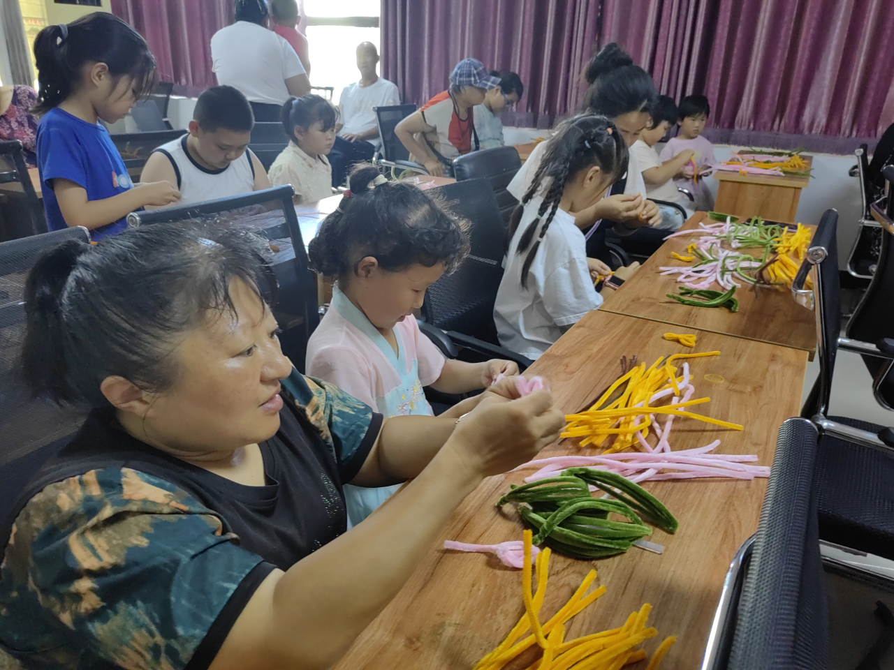 平谷区马昌营镇开展扭扭棒花束亲子手工制作活动