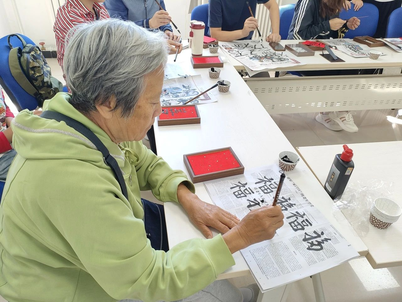 社区开展书法活动主题图片