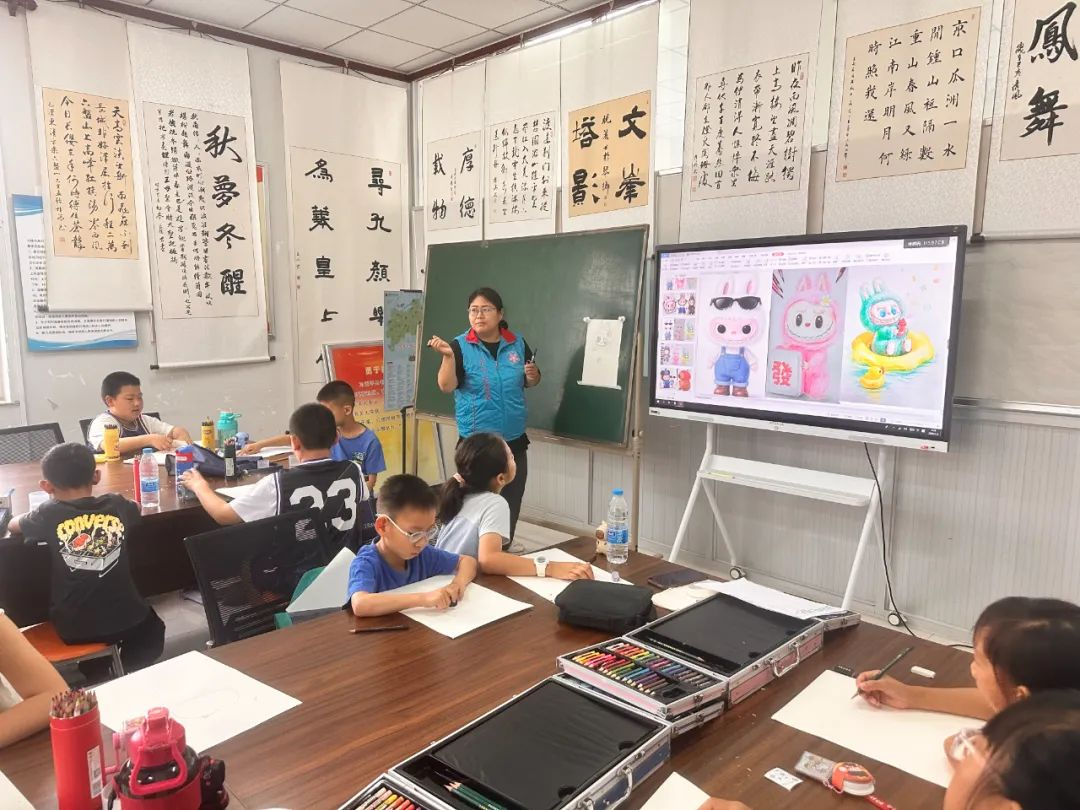 这个暑假"绘"精彩!绘画培训班点燃青少年艺术火花