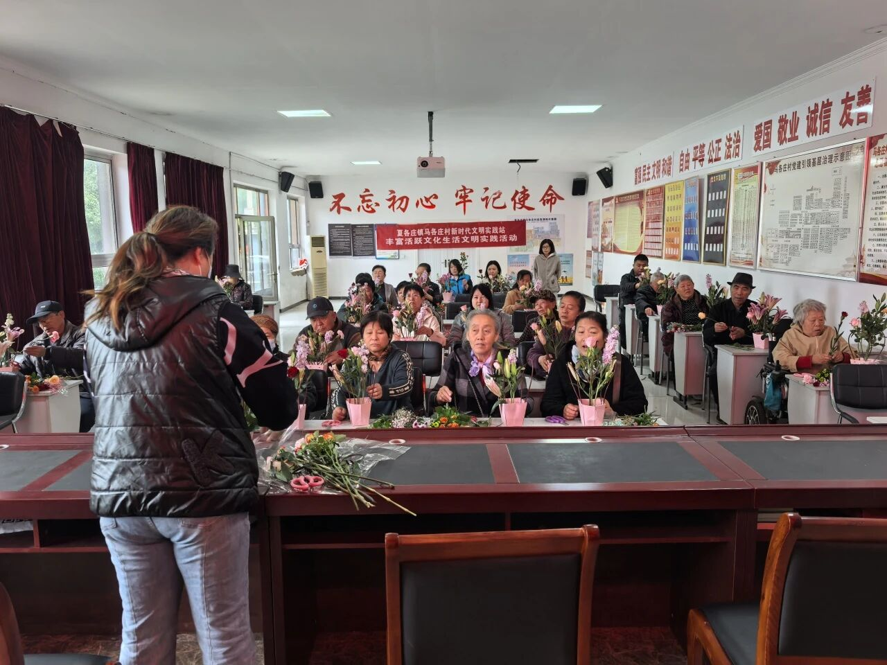 马各庄村温馨家园开展重阳节插花制篮活动